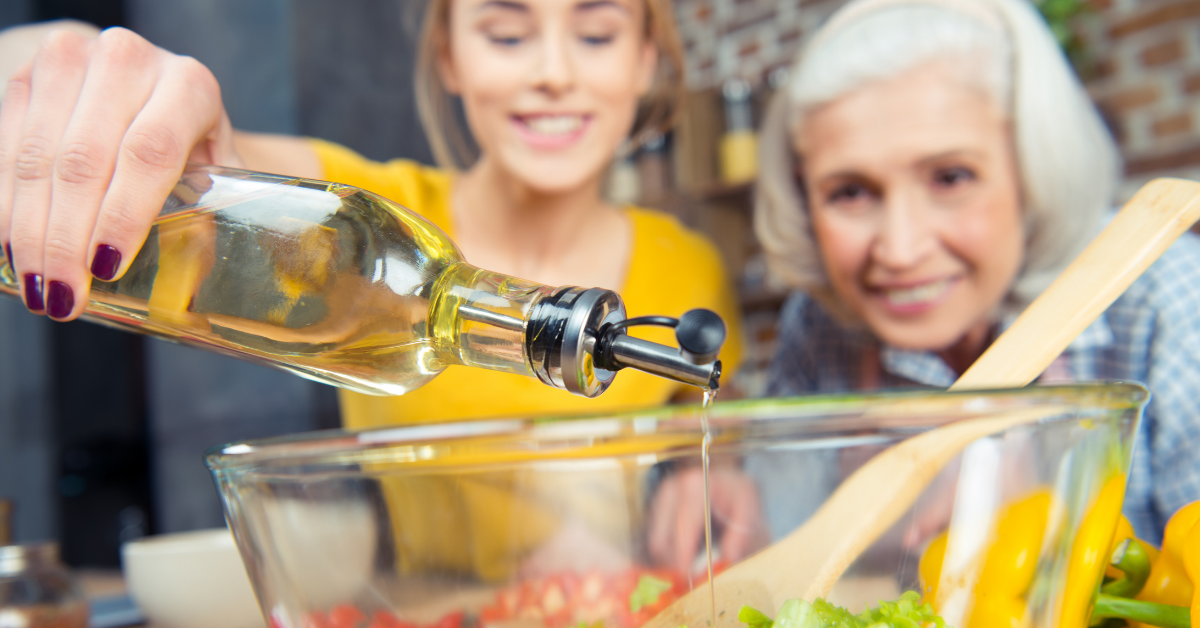 Olivenöl beim Kochen in der Küche – Verwendung in der mediterranen Ernährung für gesunde Fettsäuren