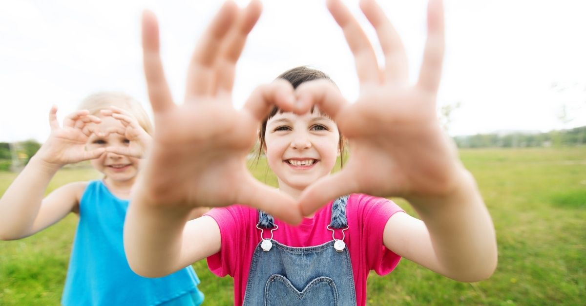 Fröhliche Kinder beim Spielen im Freien – Immunsystem stärken bei Kindern durch Bewegung