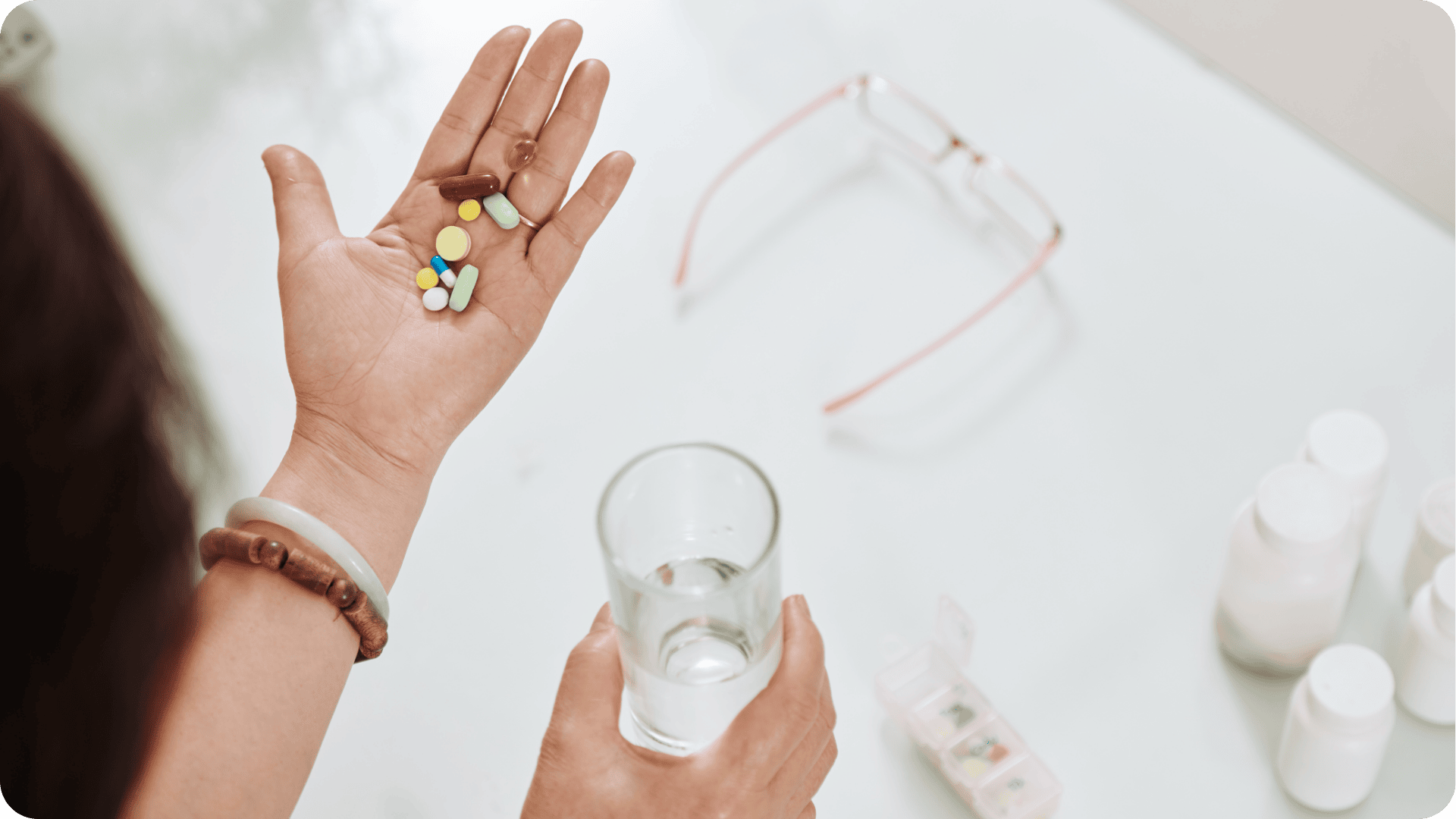 Tabletten in der Hand