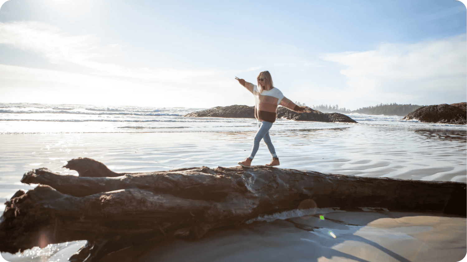 Frau balanciert am Wasser