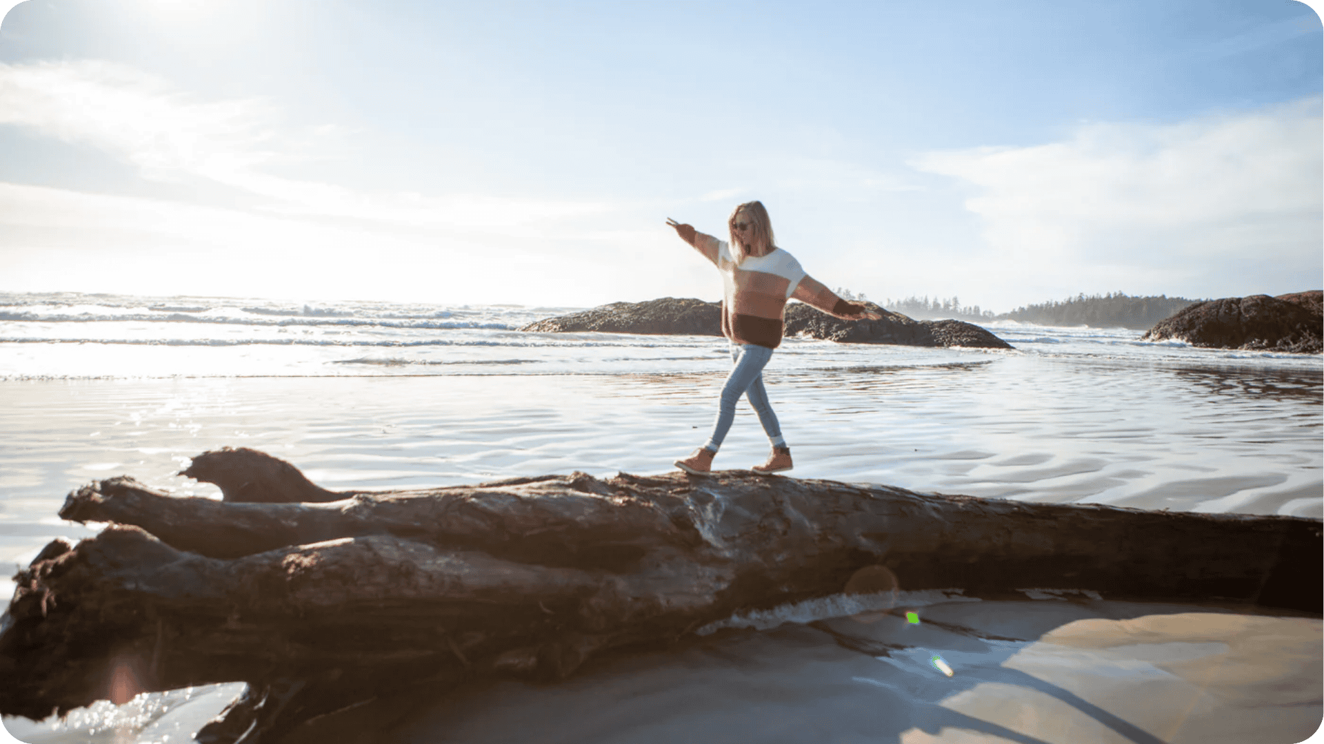Frau balanciert am Wasser
