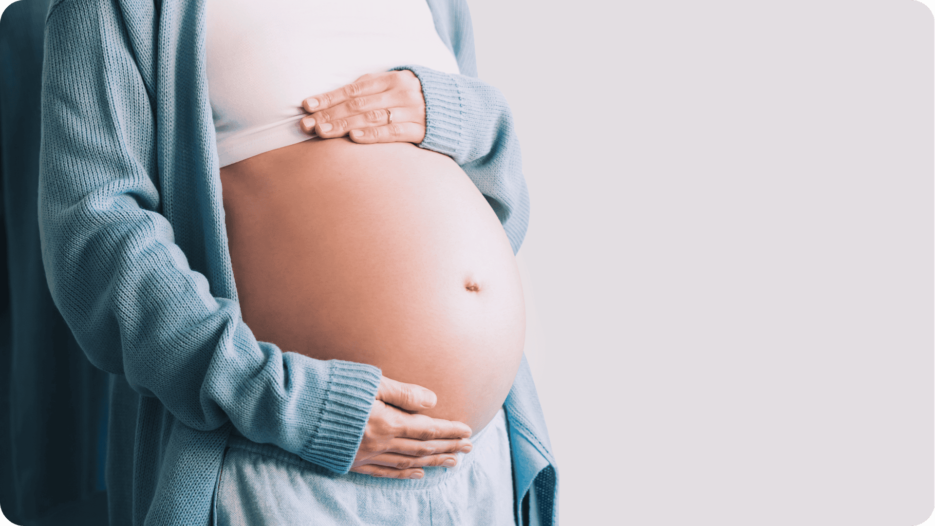 Schwangere Frau hält ihren Bauch