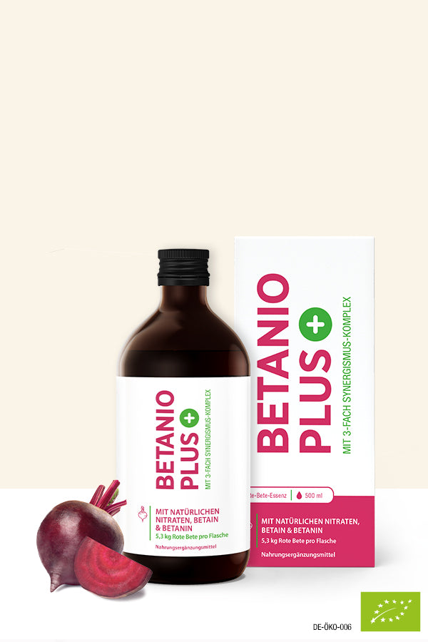 Bild zeigt eine Flasche und die Verpackung von Betanio PLUS. Neben der Flasche sind links das Bio-Siegel und die Rote Bete zu sehen.