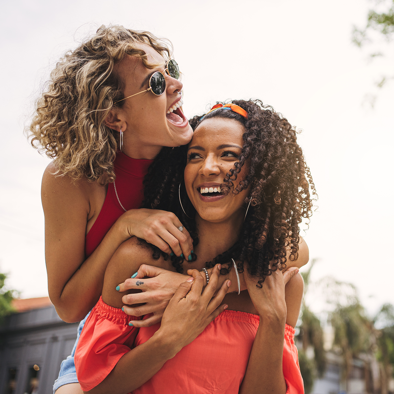 Zwei Frauen lachen und haben Spaß