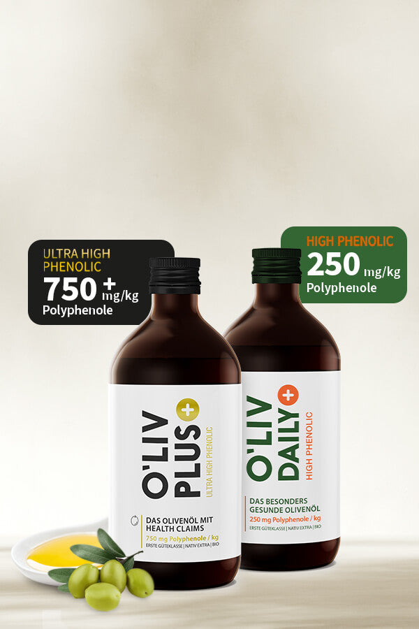 Eine Flasche Oliv PLUS und Daily, links vor der Flasche vier Oliven und dahinter ein Löffel mit gesundem Olivenöl.