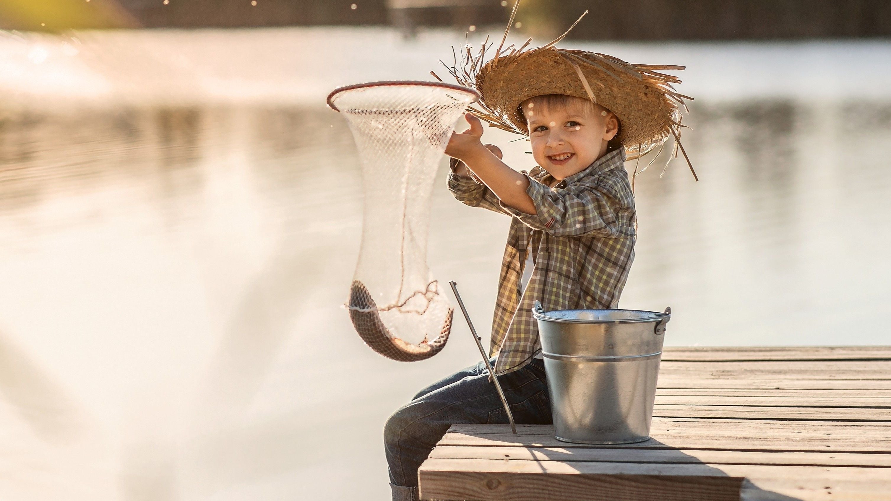 Kind hat einen Fisch am See gefangen – Fisch als natürliche Omega‑3‑Quelle für EPA und DHA