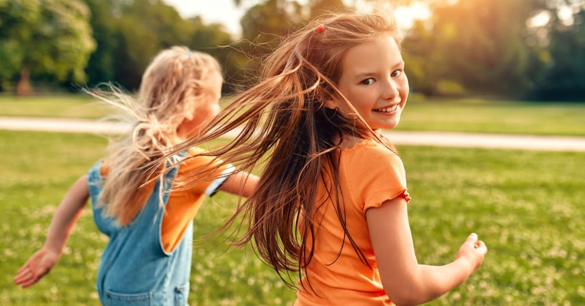 Spielende Kinder im Park – Vitamine für Kinder für Wachstum, Entwicklung und Alltag