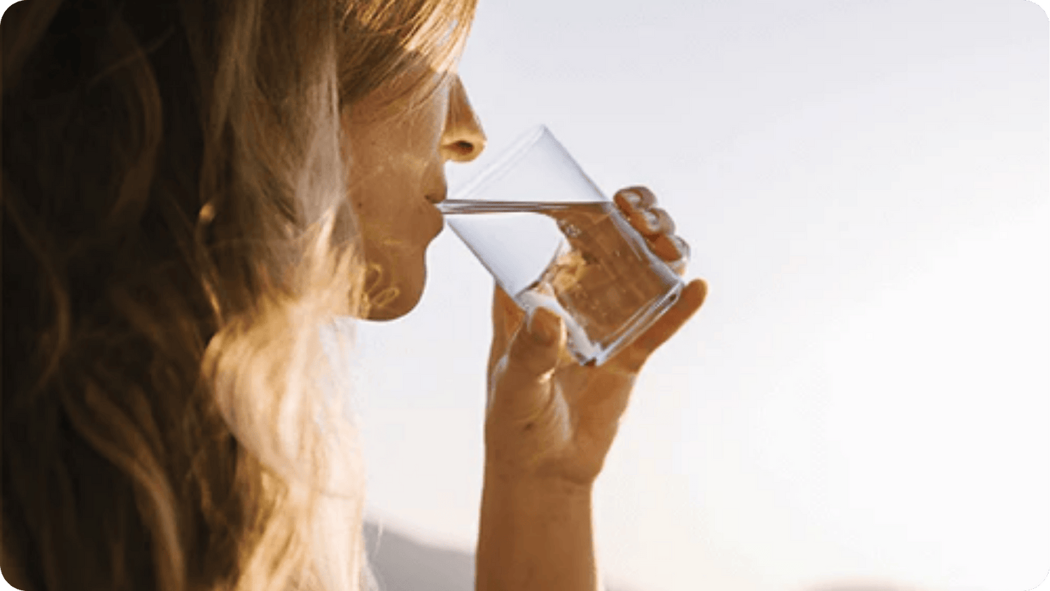 Frau trinkt ein Glas Wasser