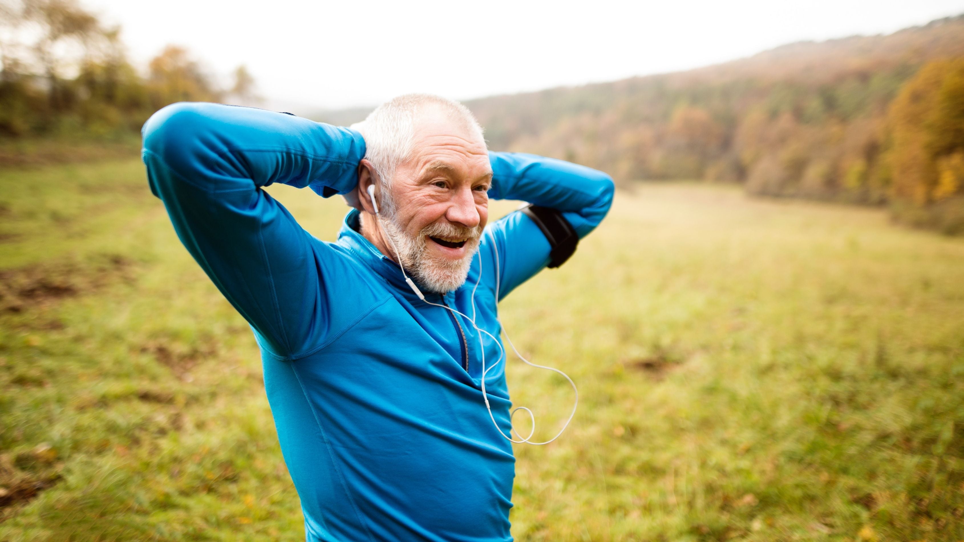Älterer Mann macht Dehnübungen im Freien nach dem Training – regelmäßige Bewegung unterstützt das Senken des Harnsäurespiegels bei Gicht