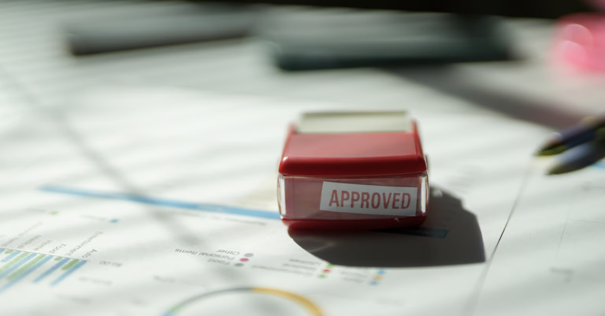 Roter Stempel mit der Aufschrift „Approved“ auf Dokumenten als Symbol für die Zulassung und Prüfung von Health Claims.