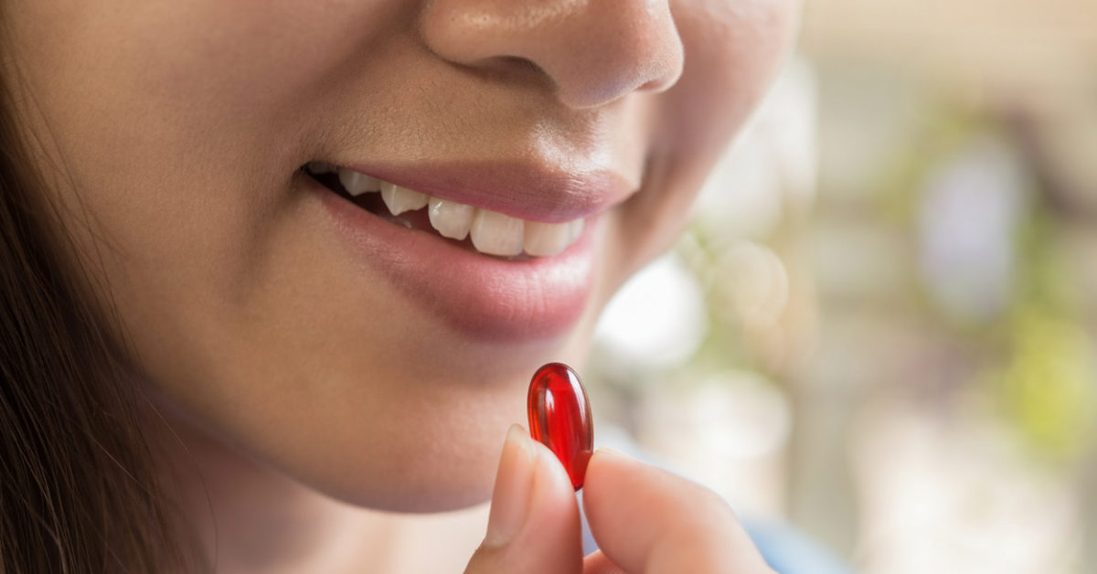 Frau nimmt Mizell-Kurkuma Kapsel ein – richtige Dosierung von Kurkuma Kapseln für optimale Curcumin-Aufnahme