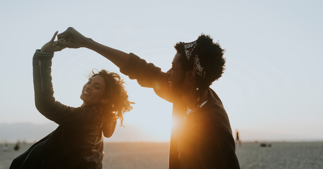 Zwei Personen tanzen im Sonnenuntergang, Vitamin-D-Synthese durch Sonne