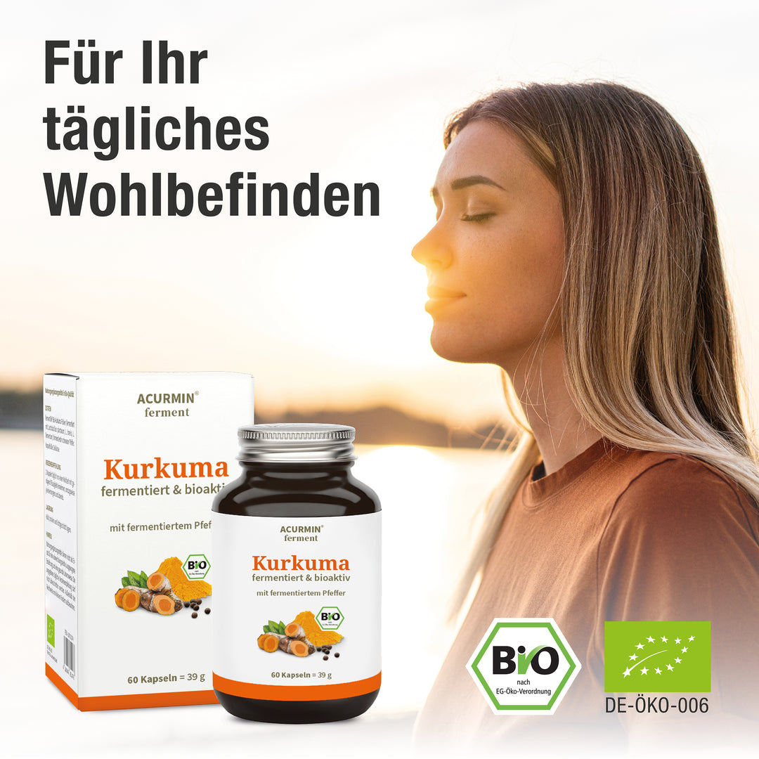 Für Ihr tägliches Wohlbefinden Frau im Hintergrund und Acurmin ferment Kapsel Verpackung und Glas im Hintergrund neben zwei Bio-Siegeln