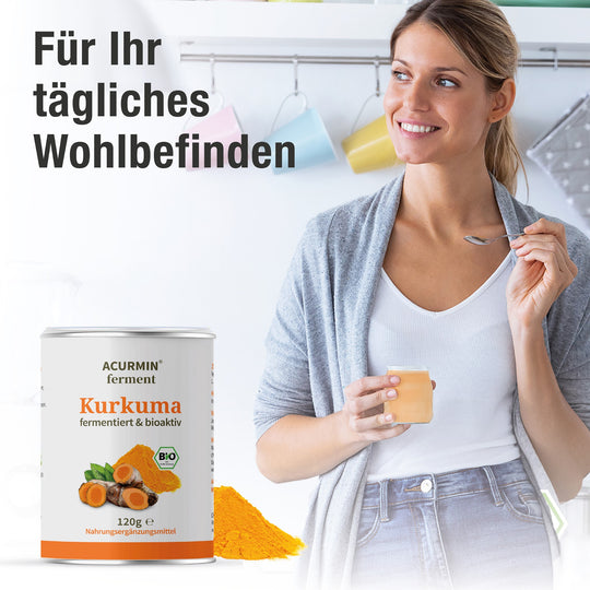 Verpackung von Acurmin Ferment Kurkuma Pulver mit dem Fokus auf das Wohlbefinden.Rechts sieht man eine Frau, mit Jeans, weißem T-Shit und grauem Cardigan, die zur Seite wegschaut und einen Löffel in der Hand hält.