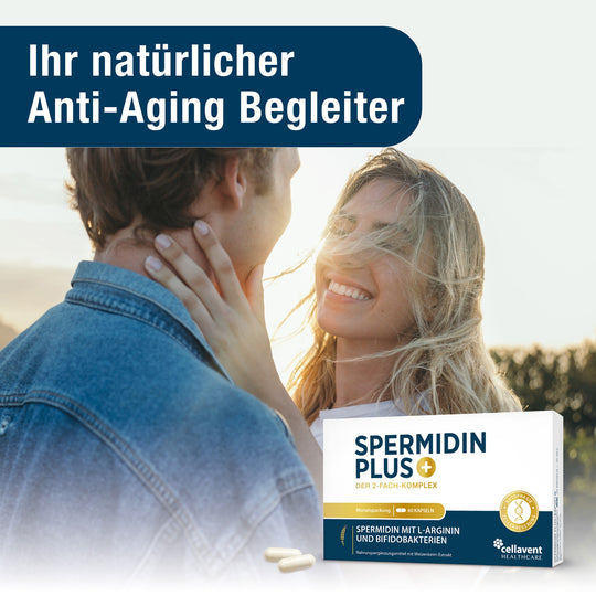 Ihr natürlicher Anti-Aging Begleiter mit einem Paar im Hintergrund und der Verpackung und zwei weiße Kapseln von Spermidin PLUS