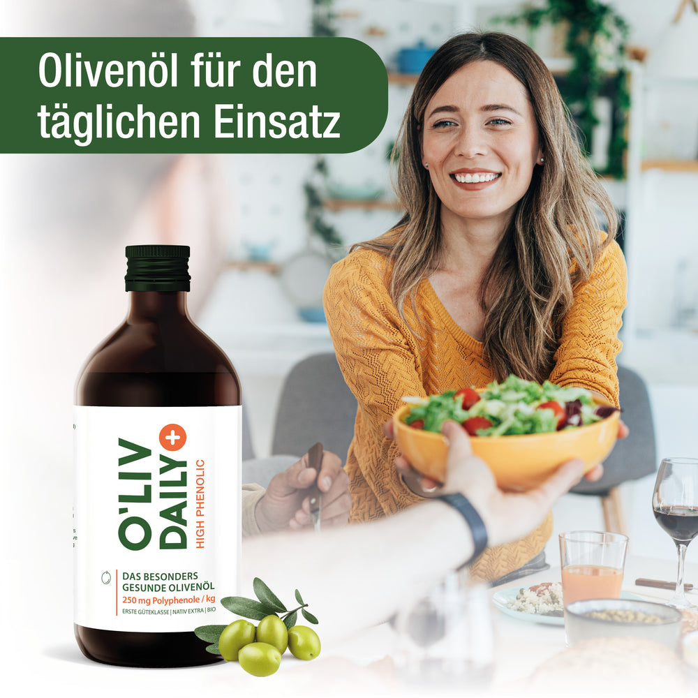 Olivenöl für den täglichen Einsatz mit einer lachenden Frau im Hintergrund und eine Salatschale bekommt. Die Flasche O#Liv Daily mit Oliven wird rechts unten angezeigt.