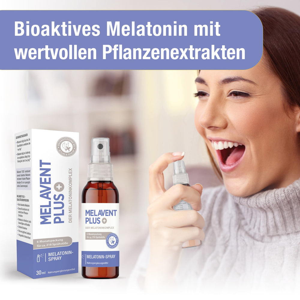 Bioaktives Melatonin mit wertvollen Pflanzenextrakten. Im Hintergrund spritzt sich eine Frau Melavent in den Mund. Im Vordergrund Melavent PLUS Spray und Verpackung