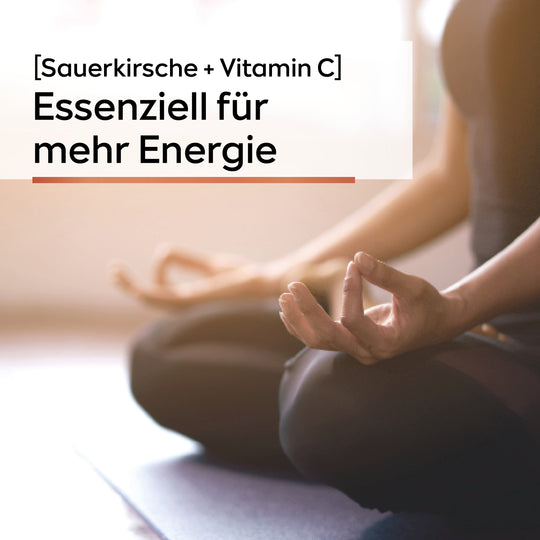 Person beim meditieren im warmen Licht - Sauerkirsche + Vitamin C - Essenziell für mehr Energie