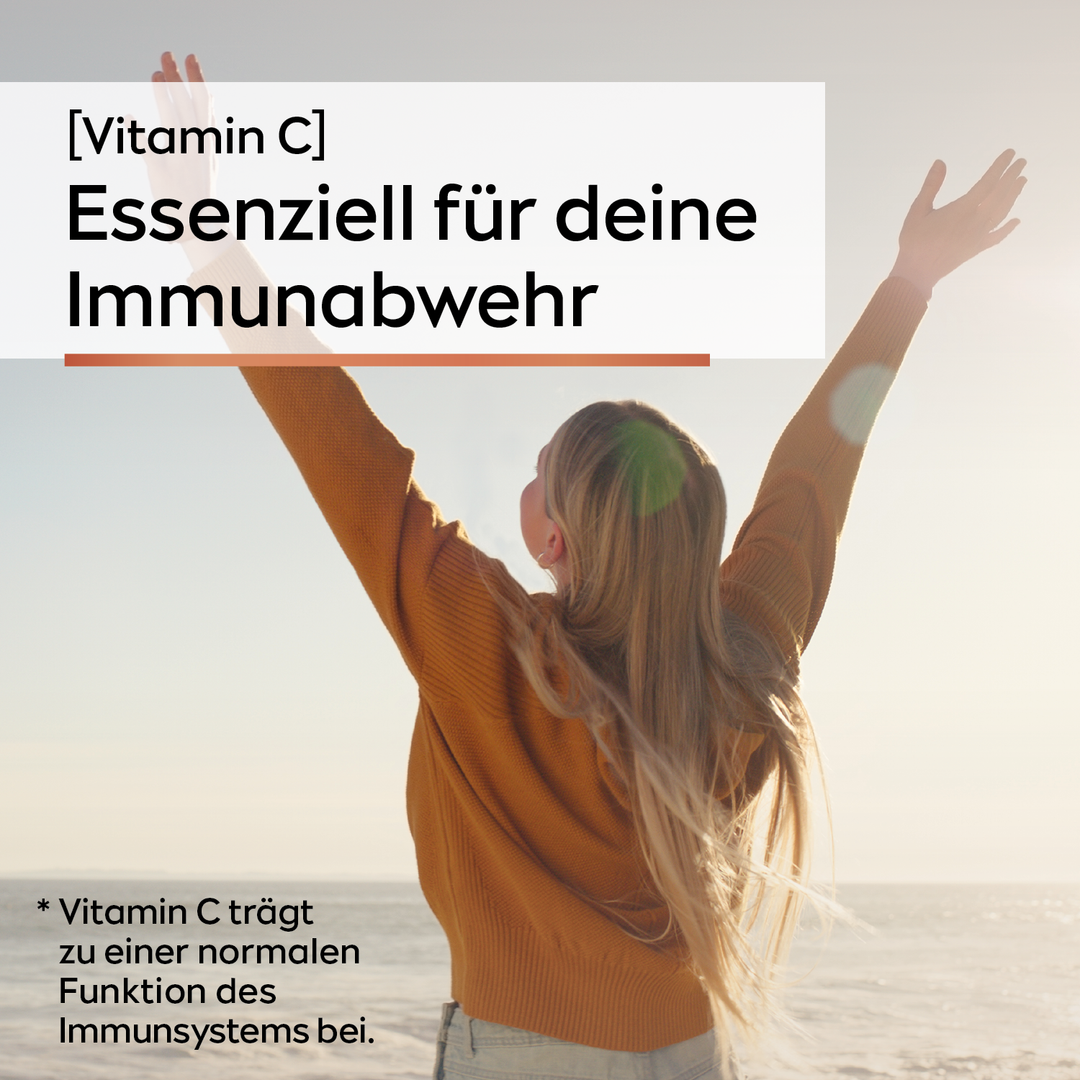 Glückliche Frau am Meer - Vitamin C - Essenziell für deine Immunabwehr