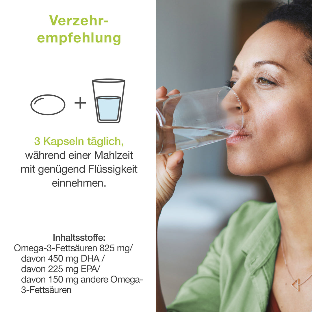 Die linke Seite des Bilds ist weiß und die rechte Seite zeigt eine Frau, die Wasser trinkt. Auf der weißen Fläche wird beschrieben, wie WHITE OMEGA VEGAN PLUS Kapseln eingenommen werden sollten.