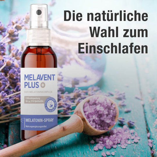 Die natürliche Wahl zum Einschlafen mit Lavendel und Melavent PLUS Spray im Hintergrund