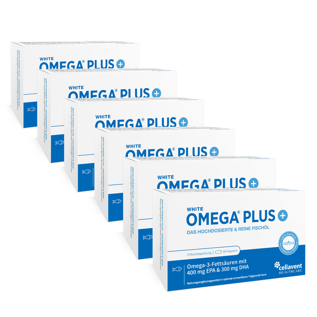 Sechs hintereinander stehende White Omega Plus Verpackungen mit insgesamt 540 richtig dosierten Omega-3-Kapseln Inhalt.