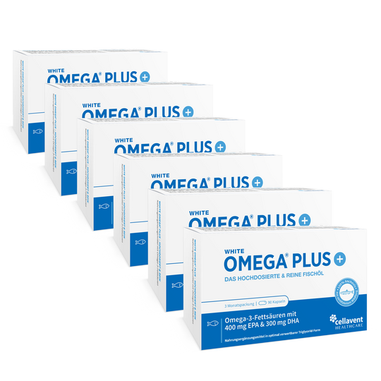 Sechs hintereinander stehende White Omega Plus Verpackungen mit insgesamt 540 richtig dosierten Omega-3-Kapseln Inhalt.