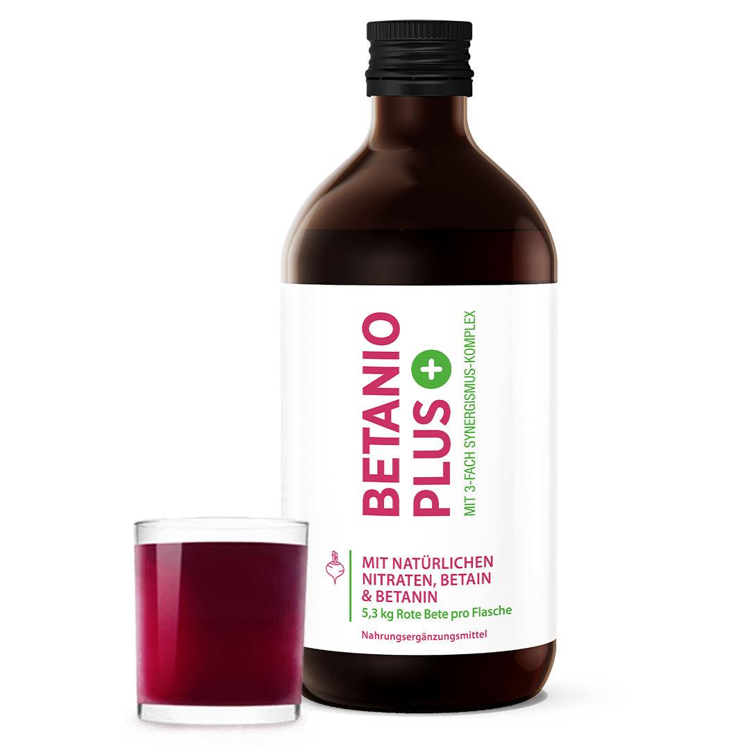 Betanio PLUS-Flasche mit kleinem Glas, gefüllt mit Rote-Bete-Saft links daneben