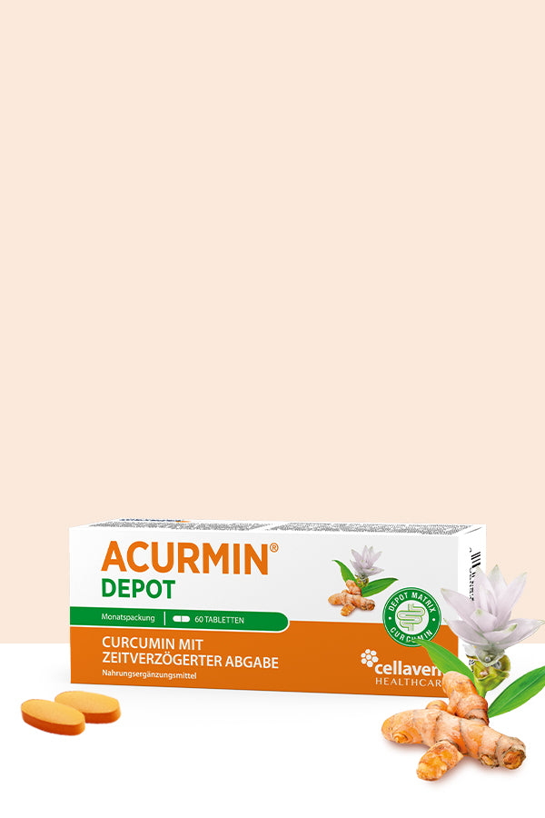 Vorderseite der Acurmin Depot Verpackung mit zwei Acurmin DEPOT Tabletten rechts und links einer Kurkuma Wurzel mit Blüte - mobile