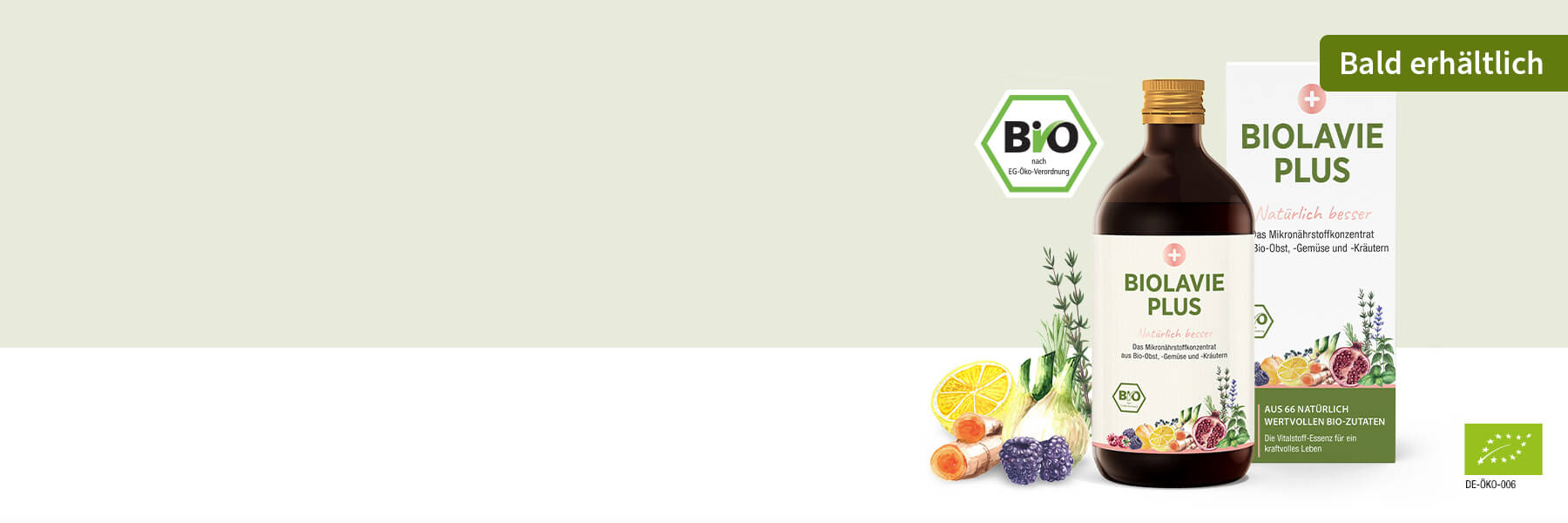 Zeigt die Flasche und die Umverpackung von Biolavie PLUS. Links an der Flasche sind gezeichnete Früchte, Obst und Gemüse abgebildet. Der Hintergrund ist grün und rechts an der Umverpackung ist ein Störer mit "Bald erhältlich".