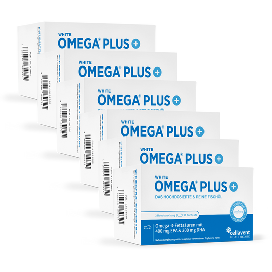 Sechs hintereinander stehende White Omega Plus Verpackungen mit insgesamt 540 richtig dosierten Omega-3-Kapseln Inhalt.