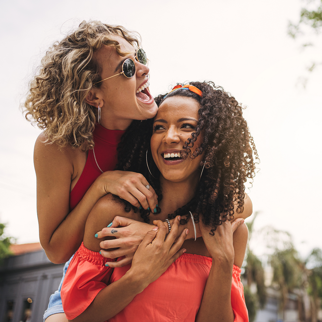 Zwei Frauen lachen und haben Spaß