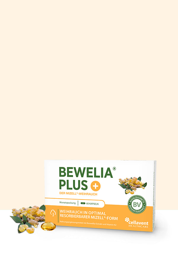 Im Bild wird eine Packung Bewelia PLUS abgebildet. Links vor der Packung liegen Weihrauchharze und daneben eine Softgelkapsel Bewelia PLUS - Mobile Version.