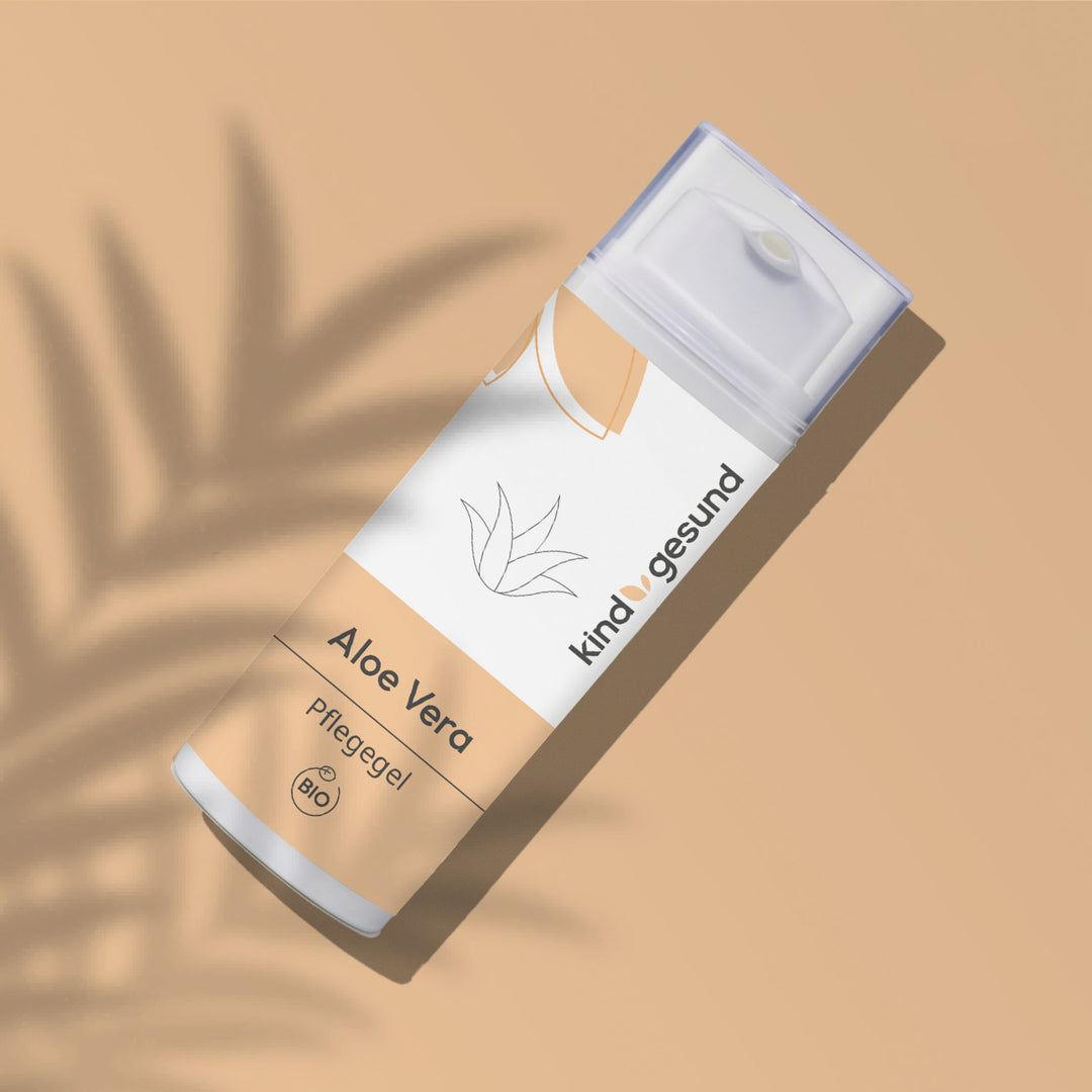 Aloe Vera Produkt im weiß und orangem Design vor orangem Hintergrund