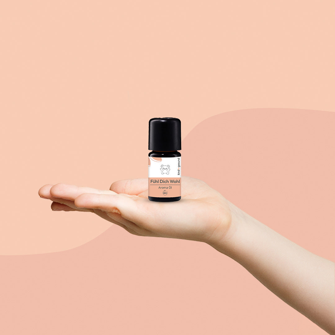 Auf einer Hand platziert das Fühl dich Wohl Aroma Öl