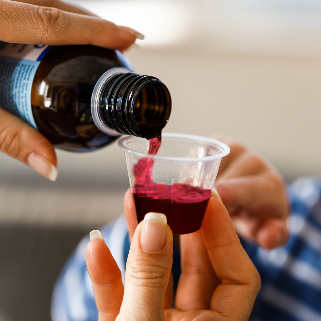 Holunder Bäär Sirup eingeschüttet in einer Dosierkappe