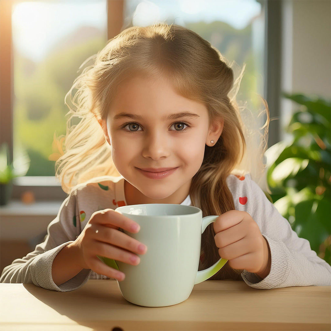 Mädchen mit weißer Teetasse