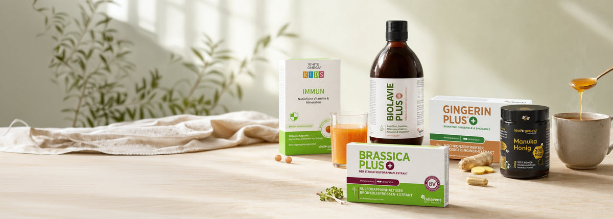 Cellavent Immun-Produkte auf einem Holztisch: WHITE OMEGA Kids Immun, BiolaVie PLUS, Brassica PLUS, Gingerin PLUS und Manuka Honig