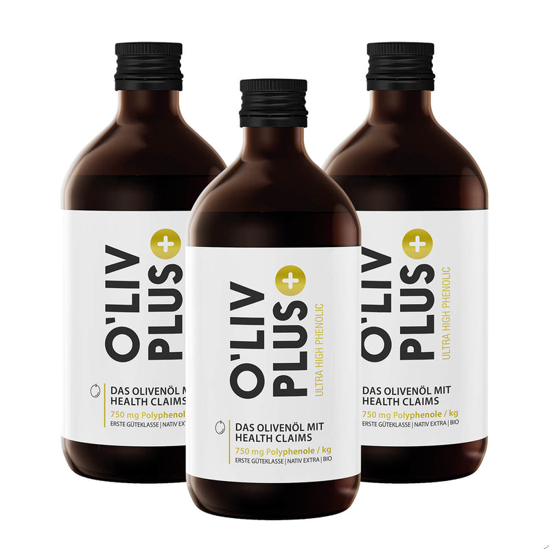 Drei hintereinander stehende Oliv PLUS Flaschen mit insgesamt 1500 ml Olivenöl für die Gesundheit.