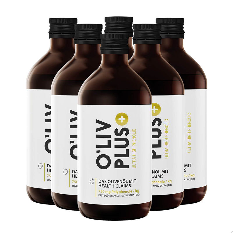 Sechs hintereinander stehende Oliv PLUS Flaschen mit insgesamt 3000 ml Olivenöl für die Gesundheit.