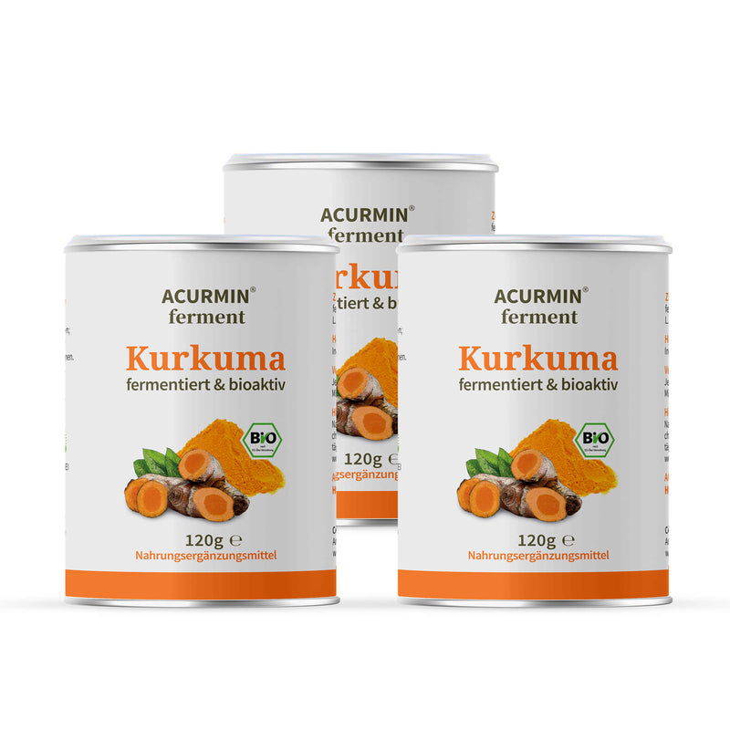 Drei Dosen Acurmin ferment, die von vorne gezeigt werden. Das Etikett ist in weiß mit einem orangenen Streifen am unteren Rand. Auf dem Etikett steht der Produktname und eine Kurkuma Wurzel sowie Bio Kurkuma Pulver sind abgebildet.